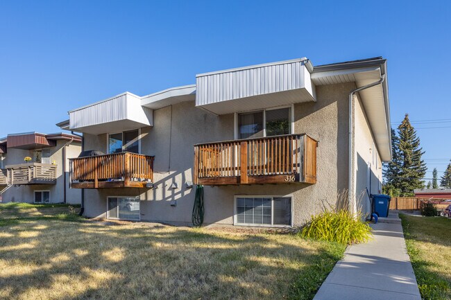 316A Southampton Dr SW in Calgary, AB - Building Photo - Primary Photo