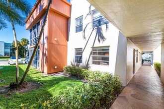 196 Piedmont E in Delray Beach, FL - Building Photo - Building Photo