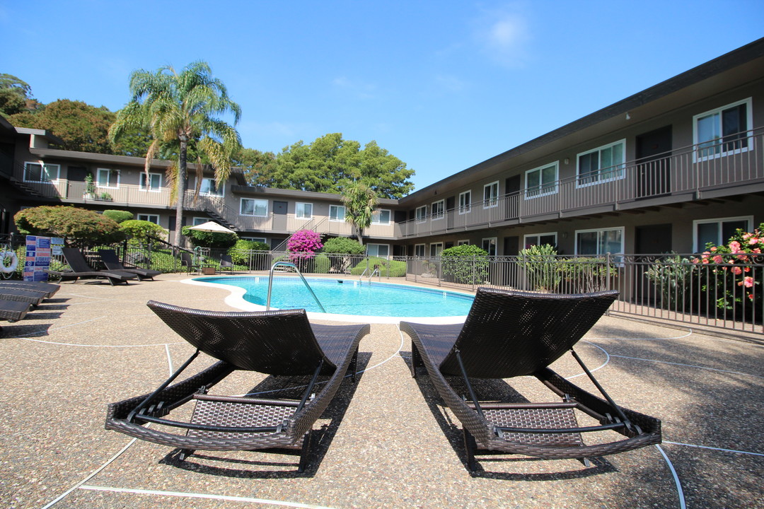 Marin Royal Apartments in Corte Madera, CA - Foto de edificio