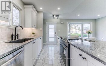 238 B Northlake Dr in Waterloo, ON - Building Photo - Building Photo