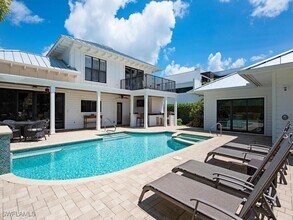 354 1st Ave N in Naples, FL - Building Photo - Building Photo