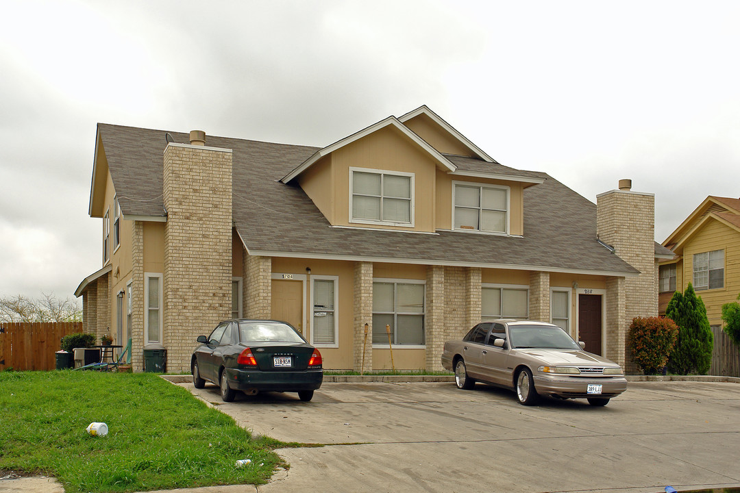 7536-7542 Oak Chase in San Antonio, TX - Building Photo