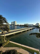 10 Venetian Way in Miami Beach, FL - Building Photo