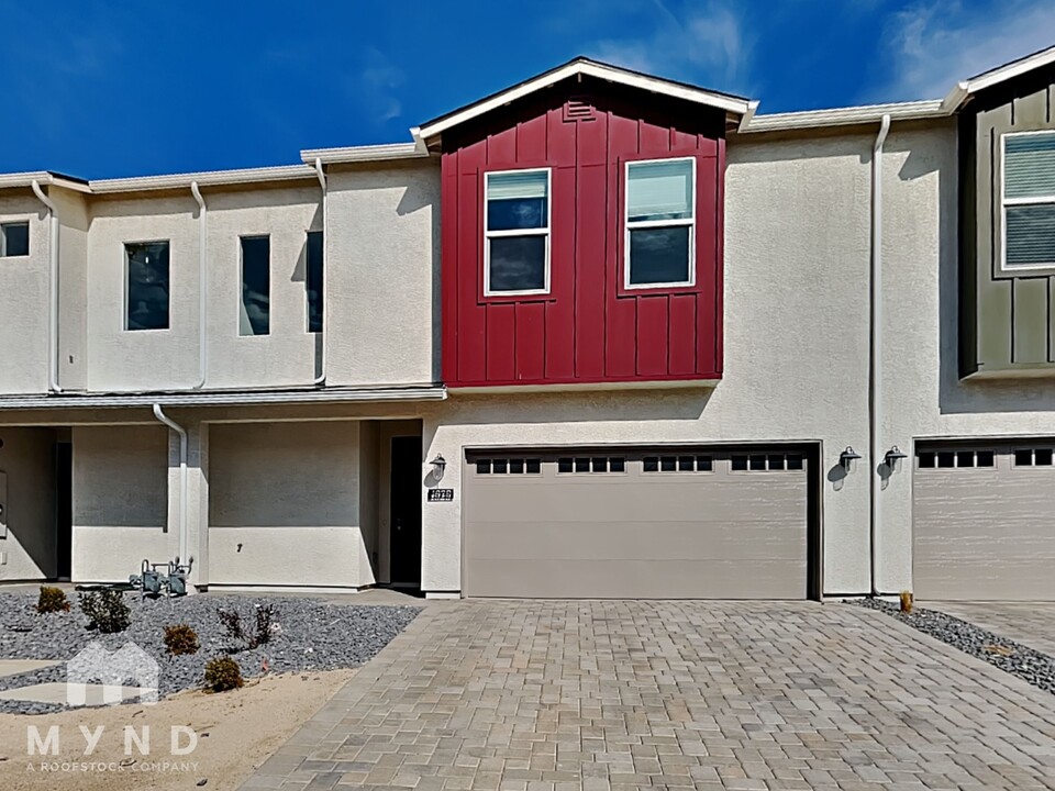 4929 Cavestone Rd in Sun Valley, NV - Foto de edificio