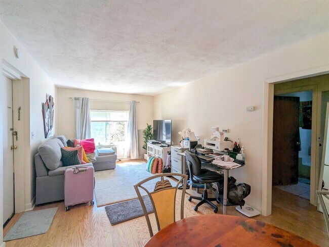 998 Massachusetts Ave, Unit 3 in Arlington, MA - Foto de edificio - Building Photo