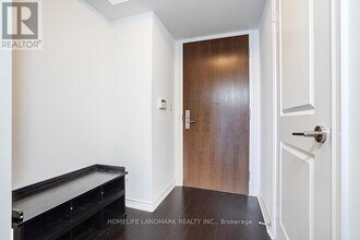 386 Yonge St in Toronto, ON - Building Photo - Building Photo