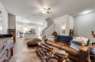 721 N Jefferson St, Unit 1111 in Pilot Point, TX - Foto de edificio - Building Photo