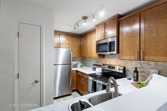 1681 E Greenbriar Dr in Schaumburg, IL - Building Photo - Building Photo