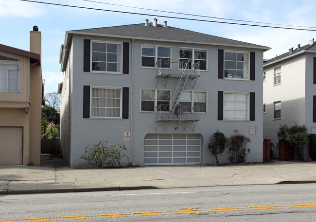 1125 El Camino Real in Burlingame, CA - Foto de edificio - Building Photo