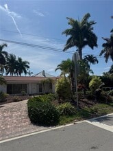 2404 NE 28th Ave in Fort Lauderdale, FL - Foto de edificio - Building Photo