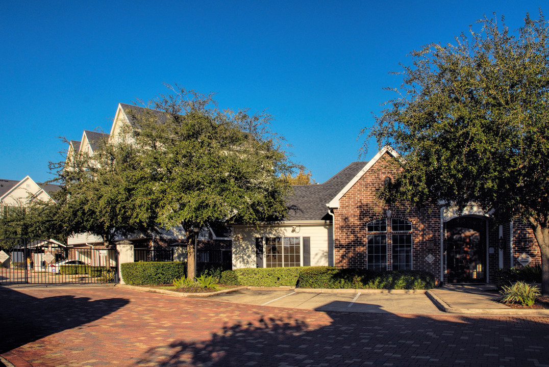 Piney Point Place Townhomes in Houston, TX - Building Photo