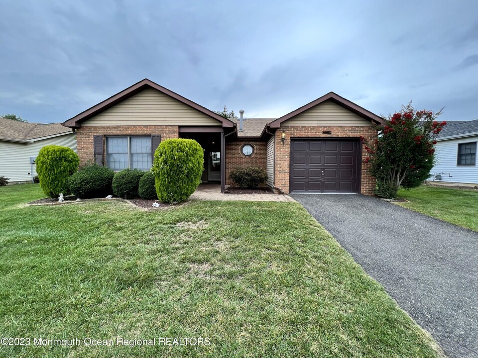 6 Benchley Dr in Marlboro, NJ - Building Photo