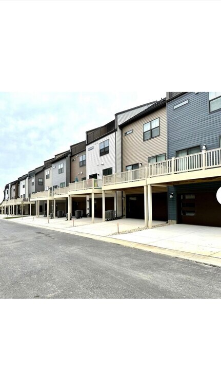 822 Teacher Mitchell Rd in Glen Burnie, MD - Building Photo