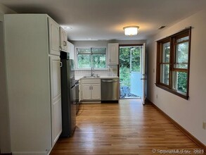 21 Hollow Tree Rd in Norwalk, CT - Building Photo - Building Photo