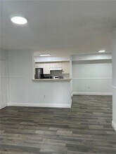 620 SW 111th Ave in Pembroke Pines, FL - Foto de edificio - Building Photo