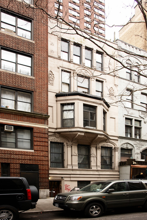 68 W 68th St in New York, NY - Building Photo