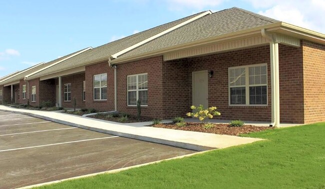 The Oakley at Spring Creek in Tuscumbia, AL - Foto de edificio - Building Photo