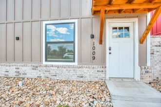 1009 Holiday Dr in San Angelo, TX - Foto de edificio - Building Photo