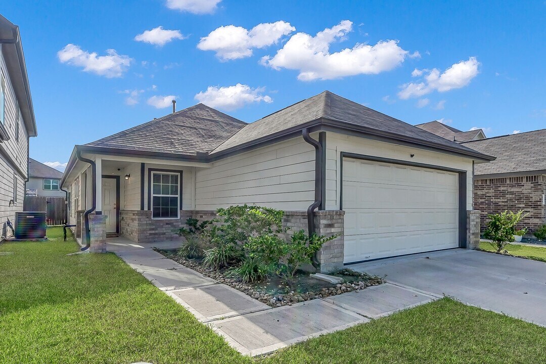 17602 Cuthbert St in Atascocita, TX - Building Photo