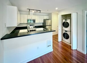 1323 Boren Ave, Unit 406 in Seattle, WA - Building Photo - Building Photo