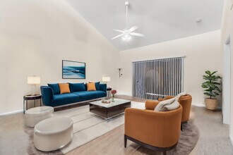 608 Lakeview Dr E in Royal Palm Beach, FL - Building Photo - Building Photo