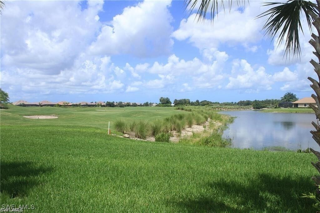 10542 Smoke House Bay Dr in Naples, FL - Building Photo