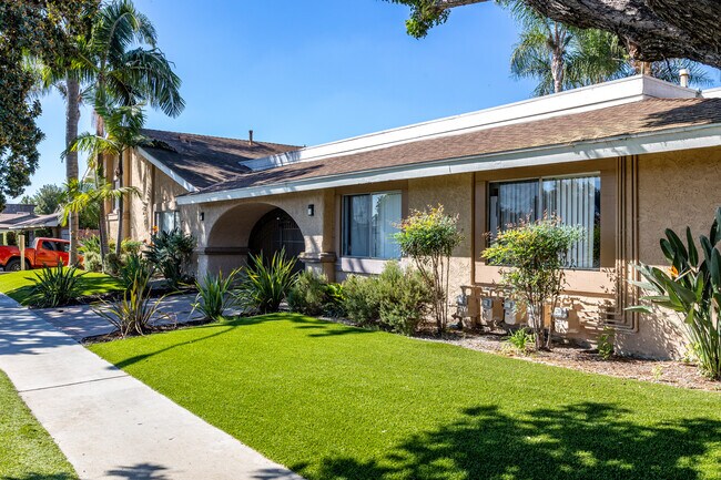 Atrium Gardens in Anaheim, CA - Foto de edificio - Building Photo