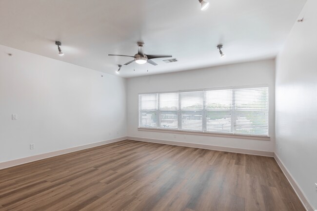 5225 Maple in Dallas, TX - Foto de edificio - Building Photo