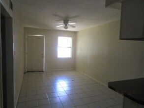 817 S Elm St-Unit -4 in Sherman, TX - Building Photo - Building Photo