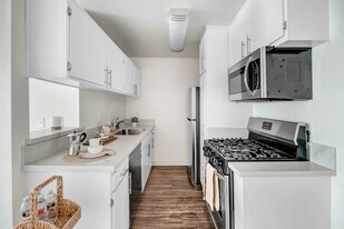 Magnolia in Sherman Oaks, CA - Building Photo