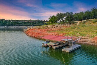 1352 Lakeshore Dr in Briarcliff, TX - Building Photo - Building Photo