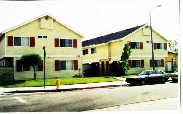 1700 257th St in Lomita, CA - Foto de edificio