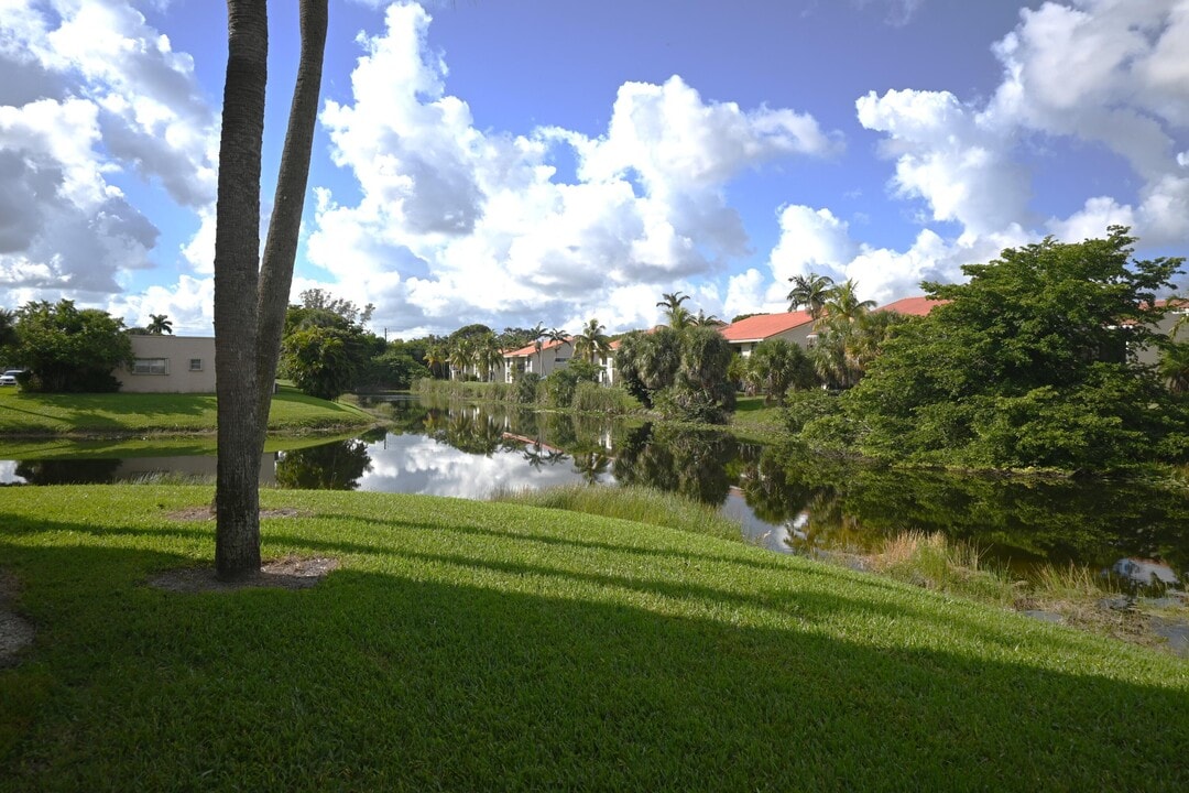 198 Lake Evelyn Dr in West Palm Beach, FL - Building Photo