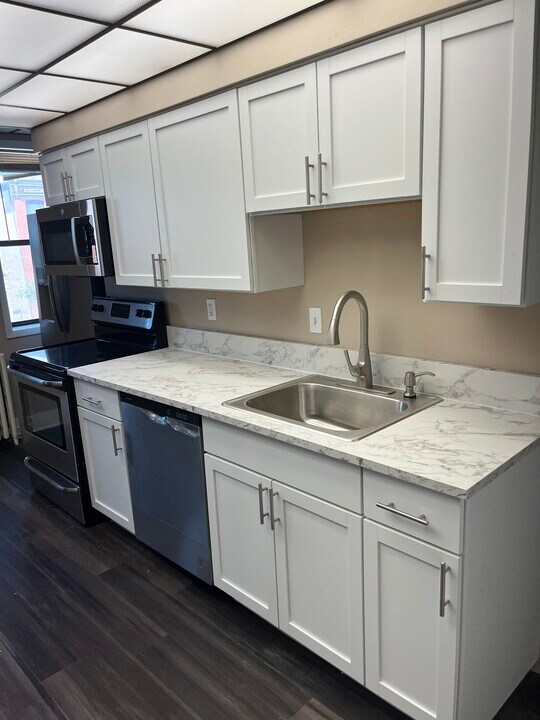 2400 Fleet St, Unit B in Baltimore, MD - Building Photo