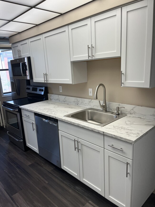 2400 Fleet St, Unit B