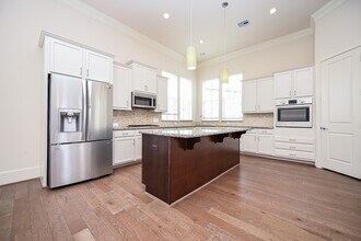 9546 London Bridge Station in Houston, TX - Building Photo - Building Photo