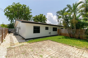 1751 NE 55th St in Fort Lauderdale, FL - Foto de edificio - Building Photo