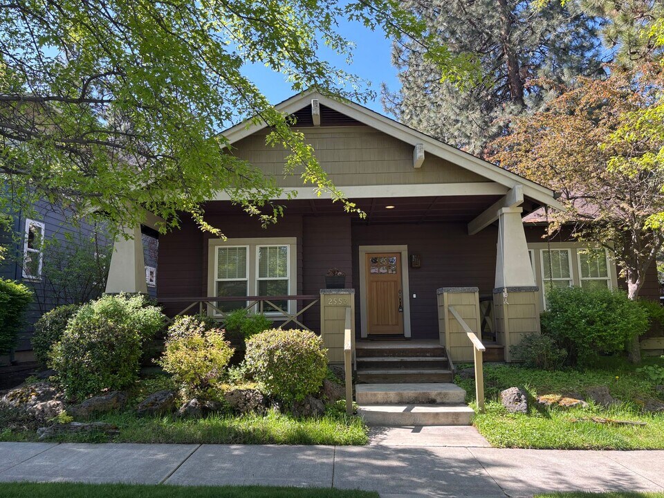 2553 NW Lemhi Pass Dr in Bend, OR - Building Photo