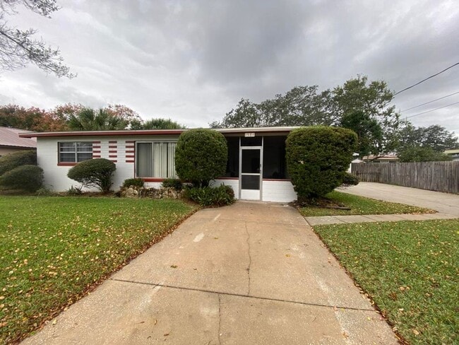 1584 Valencia Ave in Daytona Beach, FL - Building Photo - Building Photo
