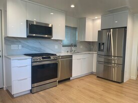 22261 Haynes St in Canoga Park, CA - Building Photo