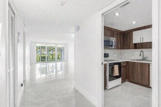 500 Oaks Ln in Pompano Beach, FL - Building Photo - Building Photo