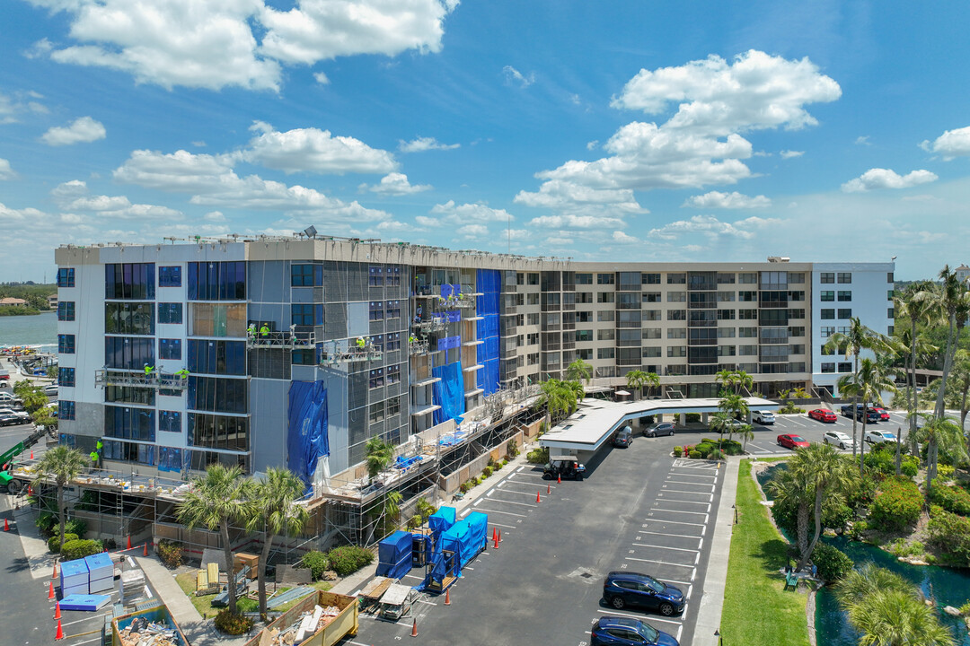 Harbor Towers Yacht & Racquet Club in Sarasota, FL - Foto de edificio