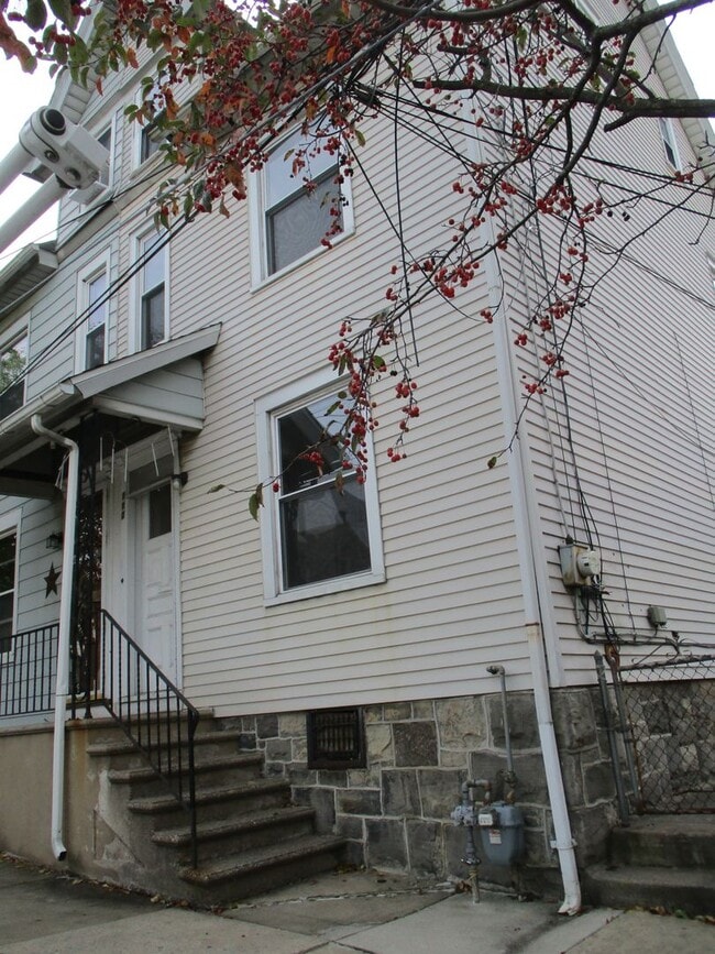 110 E Goepp St in Bethlehem, PA - Building Photo - Building Photo