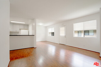 326 S Manhattan Pl in Los Angeles, CA - Building Photo - Building Photo