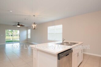 18517 Cronin Sand Ln in North Fort Myers, FL - Building Photo - Building Photo