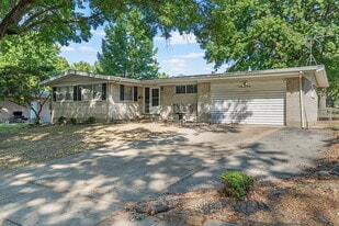 2220 Argo Dr in Florissant, MO - Building Photo