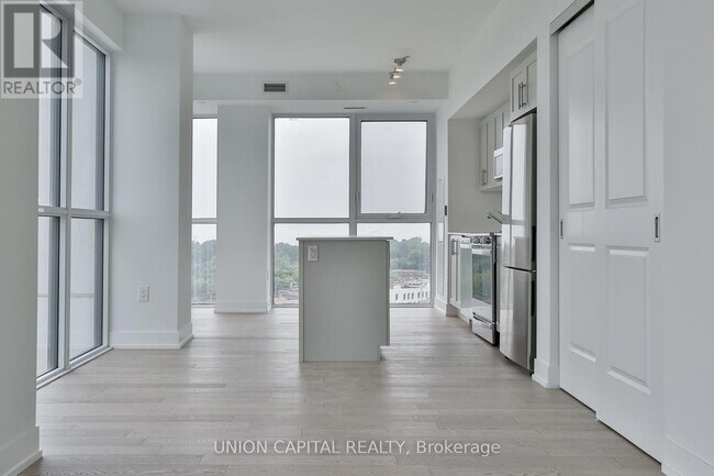 1063 Douglas McCurdy Cmn in Mississauga, ON - Building Photo - Building Photo