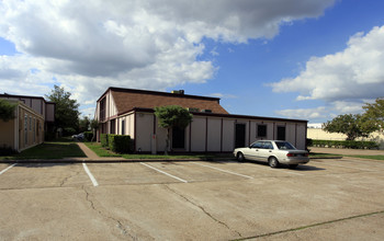 Huntington Village And Cambridge Crossing in Houston, TX - Building Photo - Building Photo