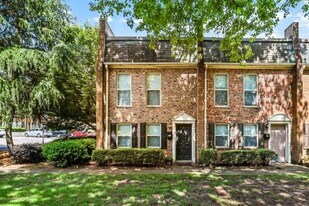 105 N River Dr in Sandy Springs, GA - Building Photo