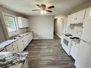 22 Barnes St, Unit Floor 2 in Bristol, CT - Foto de edificio - Building Photo